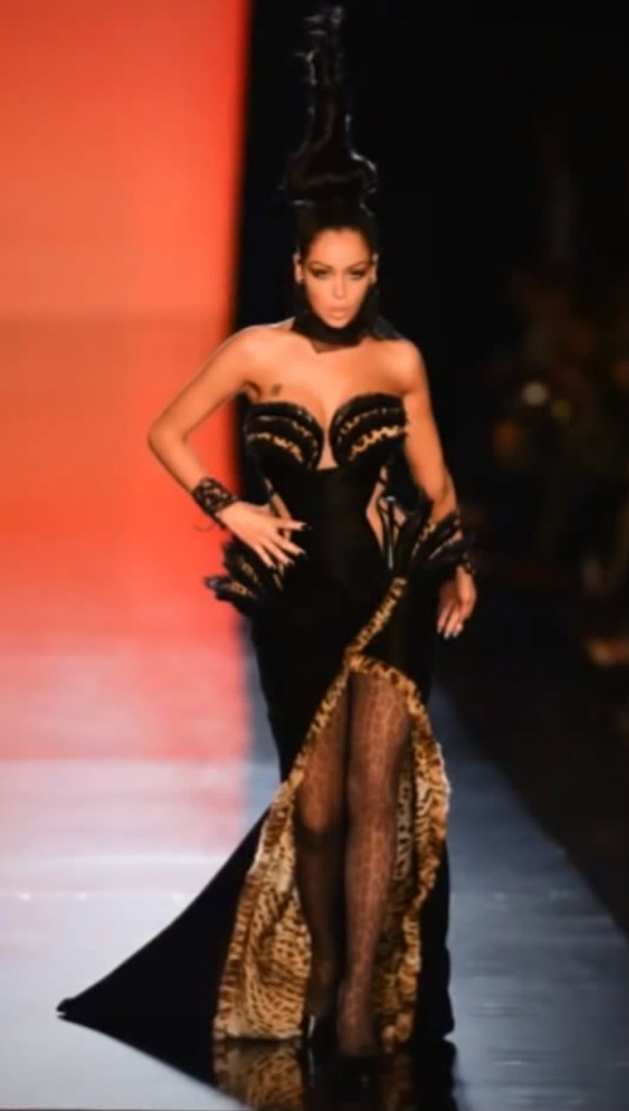 Nabilla se met à la haute couture ?!