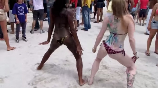 Très chaud le Reggaeton sur la plage 