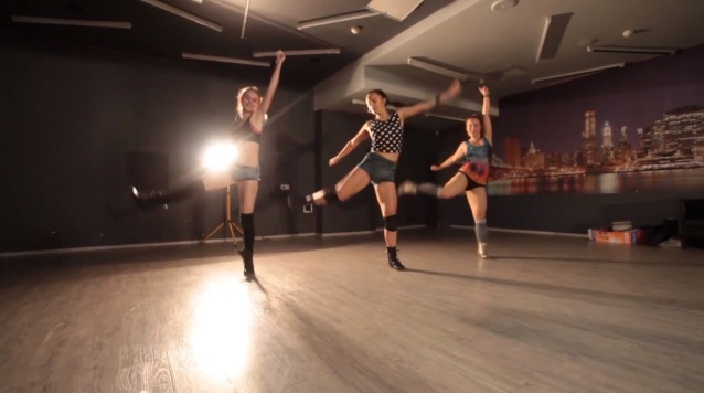 Les 3 danseuses, ultra sexy leur danse !